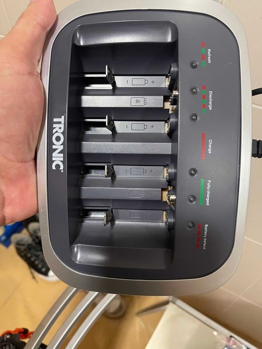 Carregador universal de Pilhas