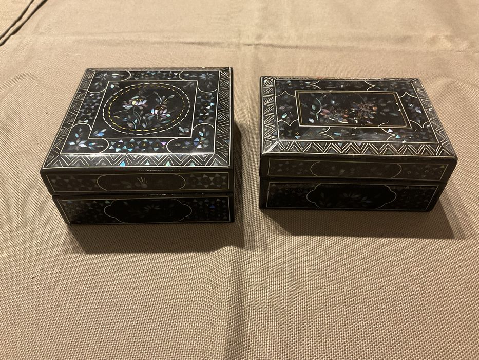 Duas peqeunas caixas chinesas lacadas com incrustações
