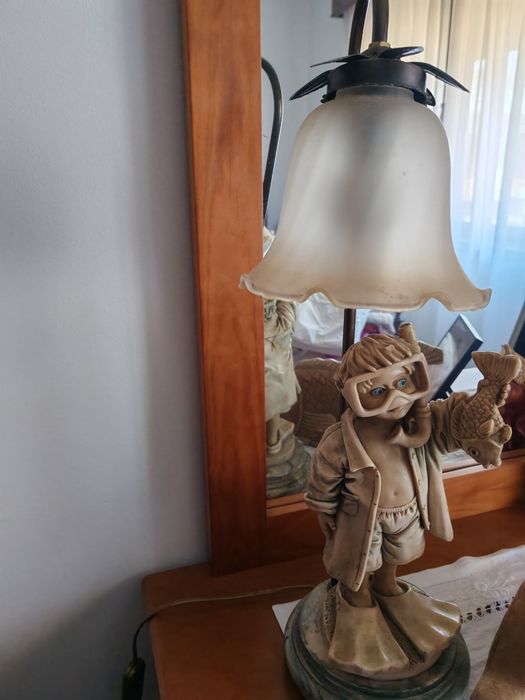 Uma mobília de quarto em madeira de castanho