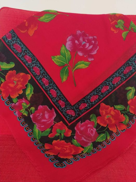 Lenço novo vermelho padrão flores lindíssimo 90x90cm
