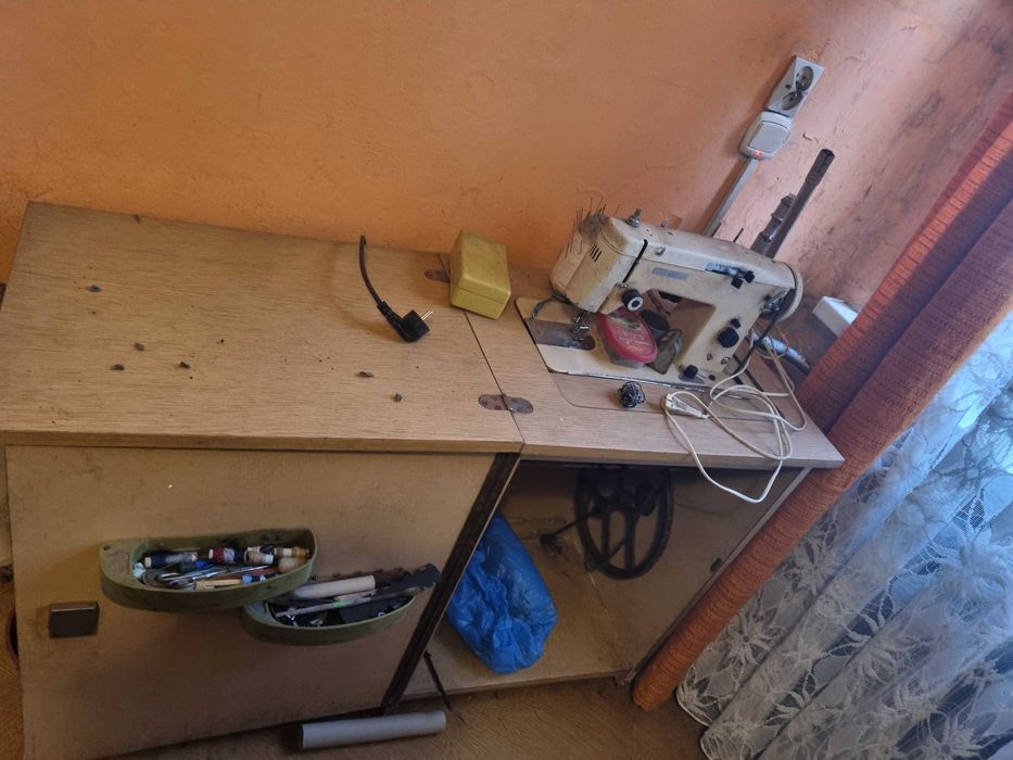 Stara maszyna do szycia Lucznik z biurkiem