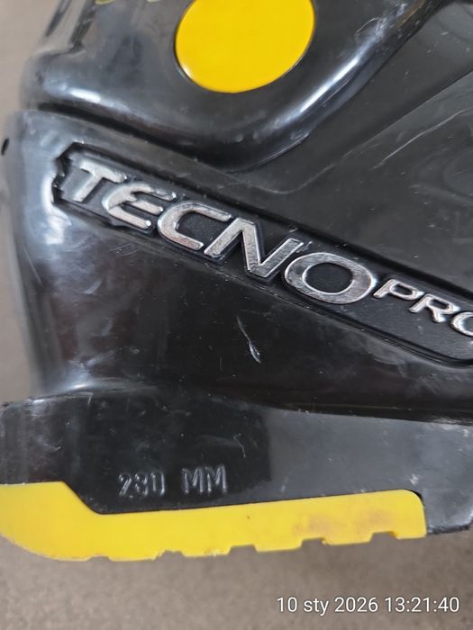 Buty i kijki narciarskie.