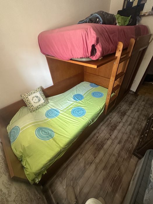 Vendo cama de madeira maciça