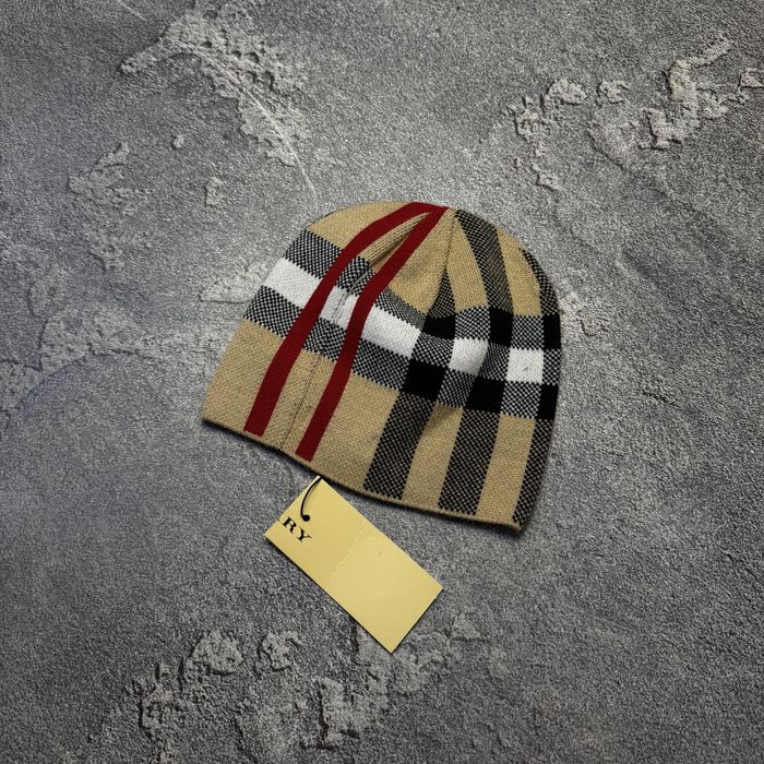 Щапка Burberry в клітинку нова