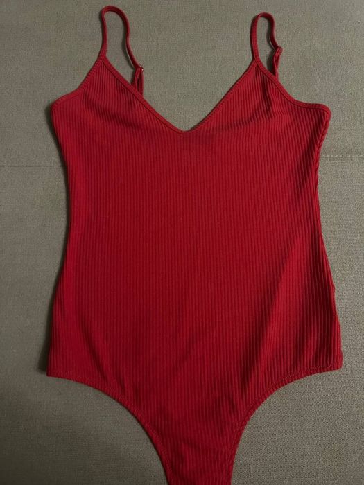 Боди красного цвета