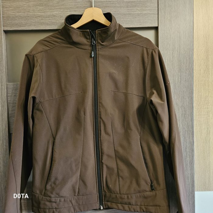 Brązowy softshell