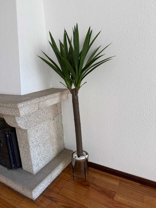 Planta Artificial Grande Decorativa com Vaso e Pedras