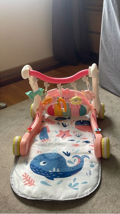 Ginasio de atividades para bebes com piano e tapete