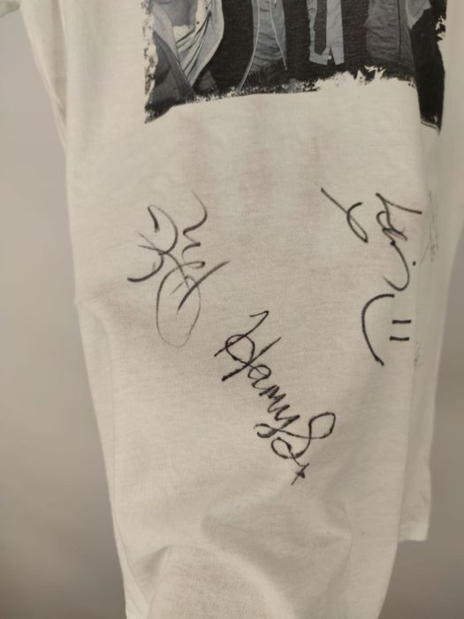 Футболка з підписами One Direction