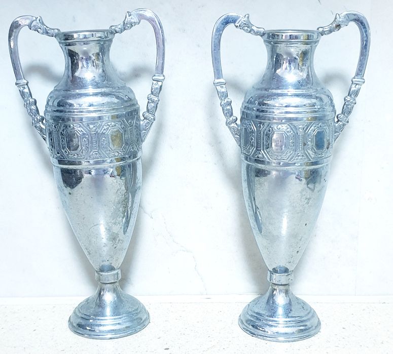 Pequenas antigas jarras Arte Deco cromadas