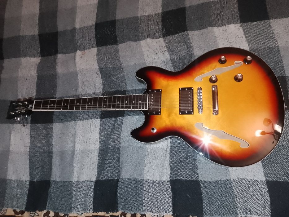 Продам електро гітару харлі бентон в гарному состоянії