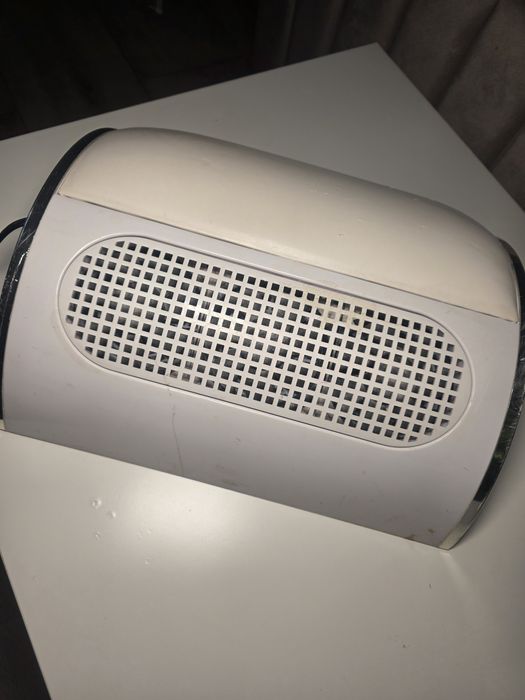 Pochłaniacz pyłu do manicure.