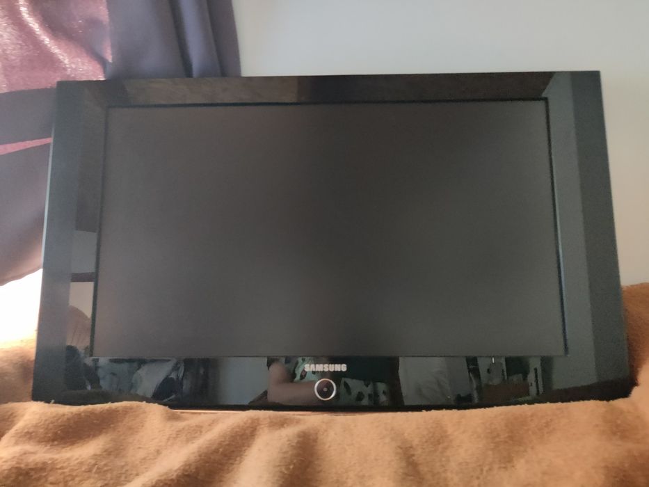 Samsung 32” LCD TV com suporte de parede – Excelente estado