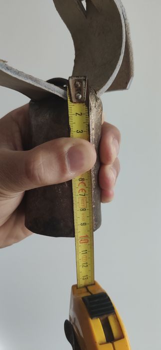 Chocalho novo feito de forma artesanal em metal pele e madeira