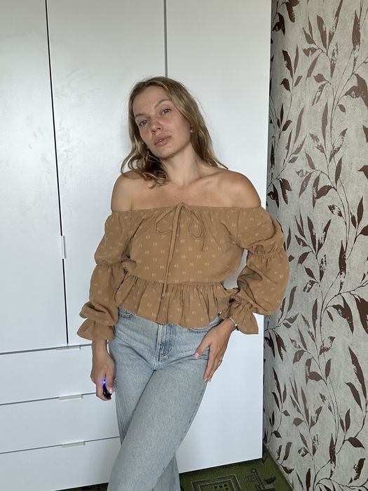 Блуза с открытыми плечами