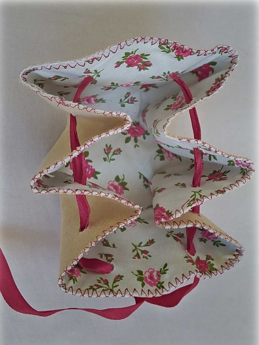 Pequena bolsa de atilho