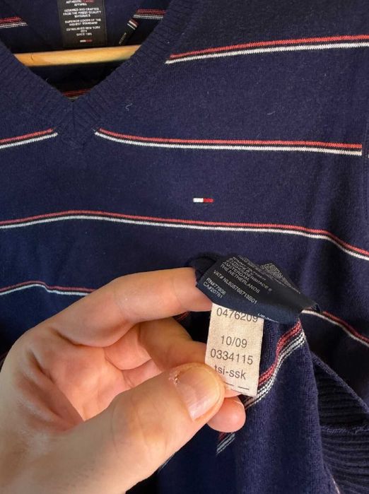 Sweter w serek Tommy Hilfiger granatowy paski logo m