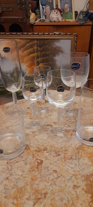 Indos copos e Garrafa de cristal
