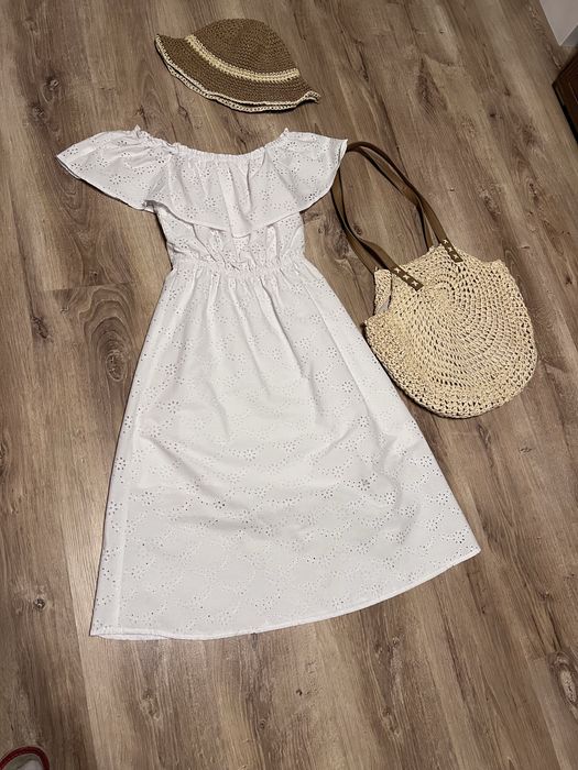 Koronkowa sukienka hiszpanka biala torebka torba plazowa kapelusz