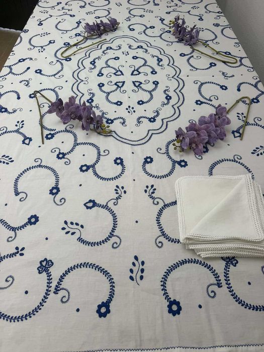 Toalha de mesa em linho, bordada à mão em Viana do Castelo