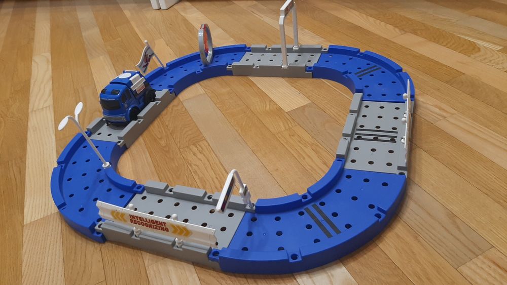 Дорога, трек з машинкою, яка їздить.