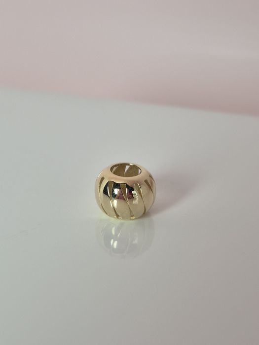Złoty charms kulka gładka frezowana p. 585