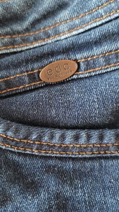 Ciemne jeansy rurki Esprit