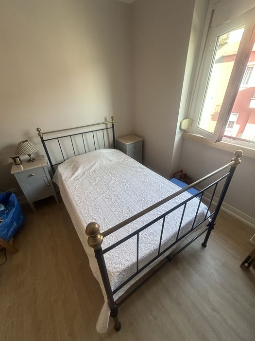 Cama antiga de ferro restaurada com colchão novo