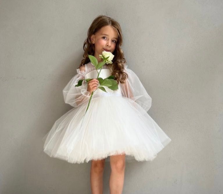 Нарядна біла сукня