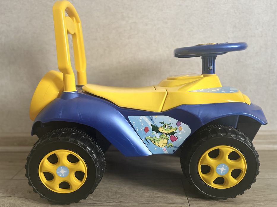 Машинка толокар Doloni Toys жовто-синя з багажником і спинкою