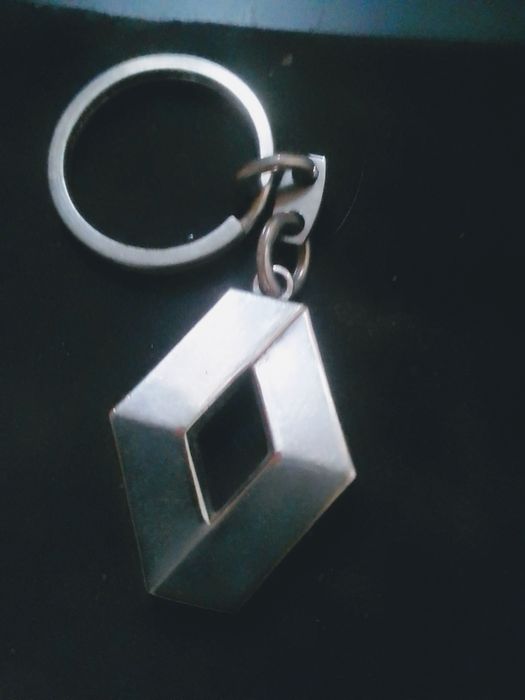 Брелок металевий Renault