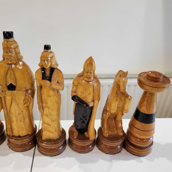 Szachy drewniane ręcznie robione bez szachownicy.