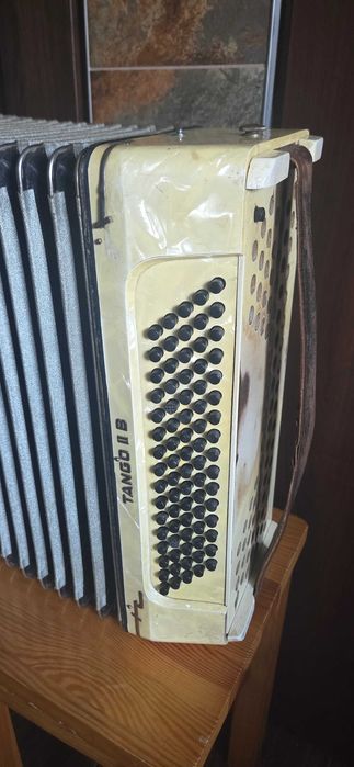 Hohner 80 basowy 3/5 chóry głośny i super grający.