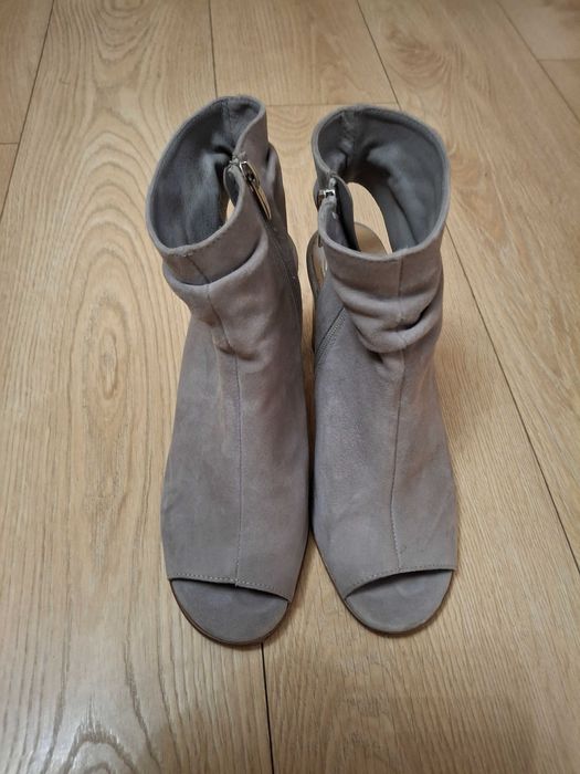 Szare botki na obcasie