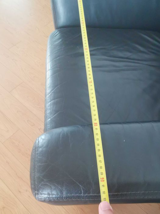 Conjunto de sofás individuais em pele