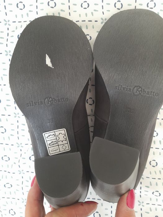 Botins em Pele genuína Sílvia  Rebatto tamanho 39. Estilo gótico.