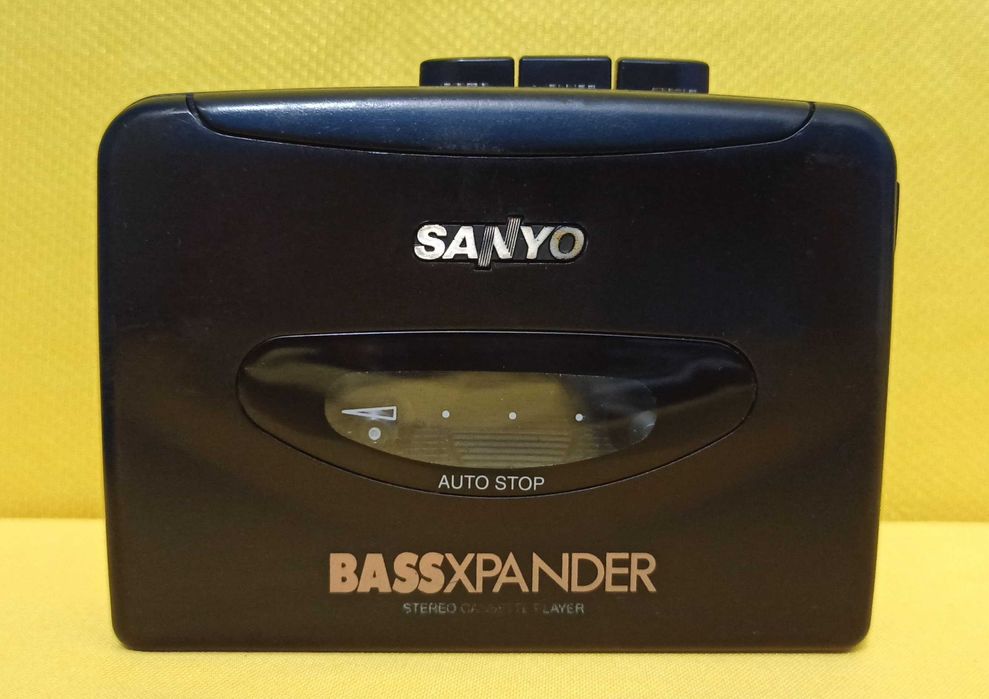 Кассетный плеер SANYO VIP-1,наушники KOSS