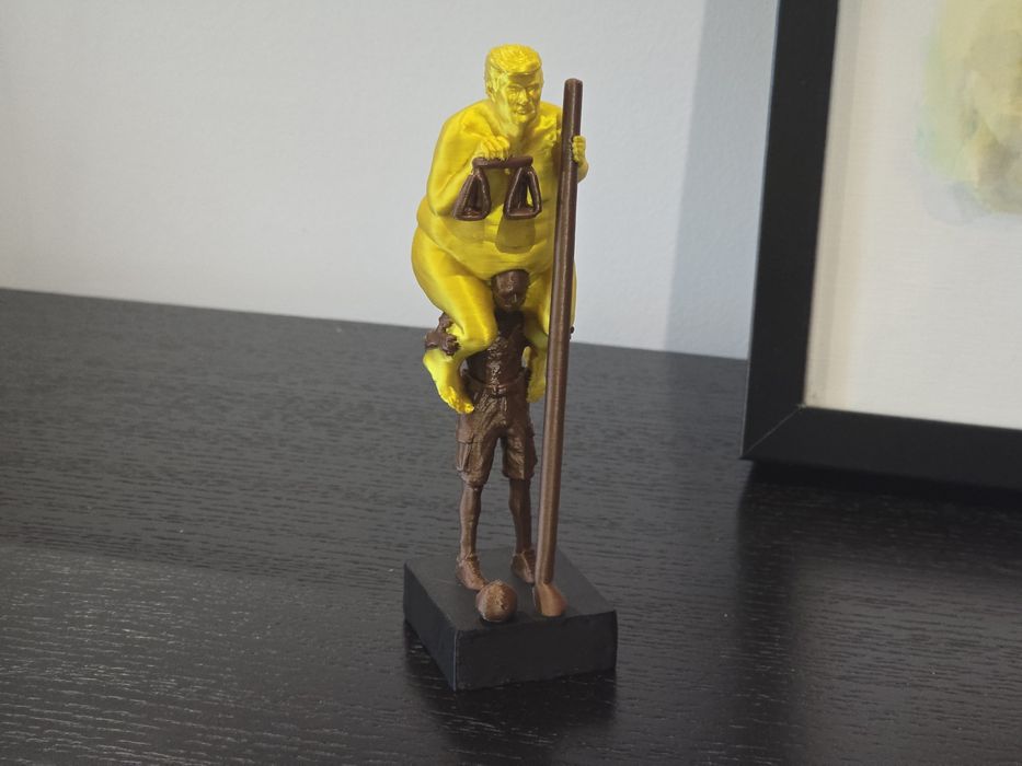 Estatueta "The Orange Plague" aka "King of Injustice"