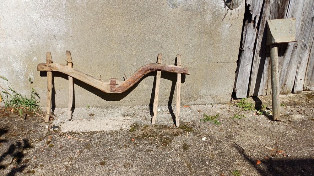 Canga de madeira antiga para animais – peça rústica