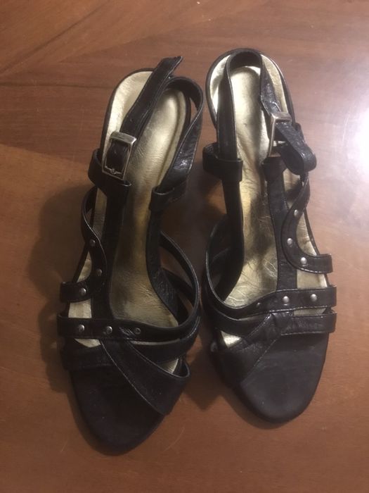 Sapatos pretos novos