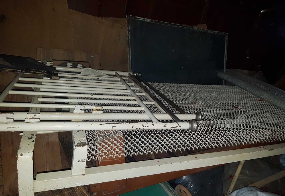 Железная кровать