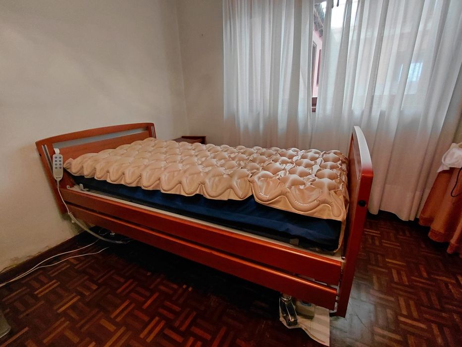 Cama articulada em madeira como nova