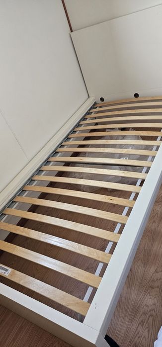 Cama de solteiro com estrado.