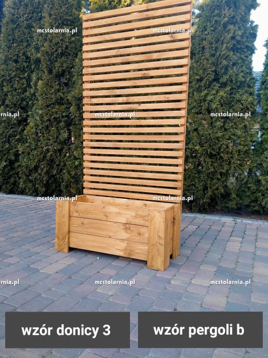 Donica drewniana z pergolą płot lamelowy