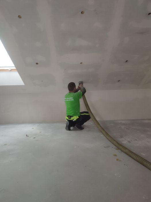 Ocieplenie celulozą i naprawa uszkodzonej izolacji termicznej dachu