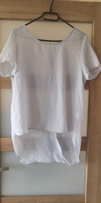 Przewiewna bluzka damska z rozcięciem na plecach