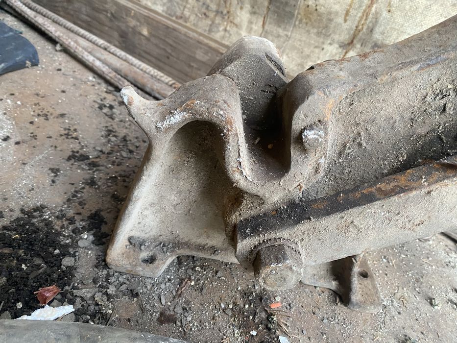 Guilhotina corte ferro e aço.