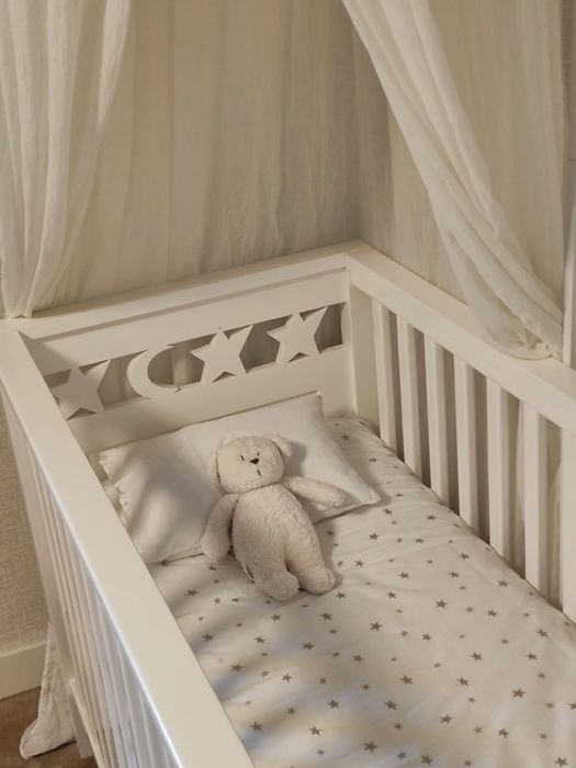 Cama de bébé em madeira mais cubertura