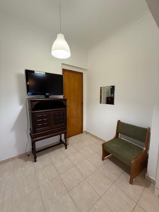 Alugo quarto em Moscavide .