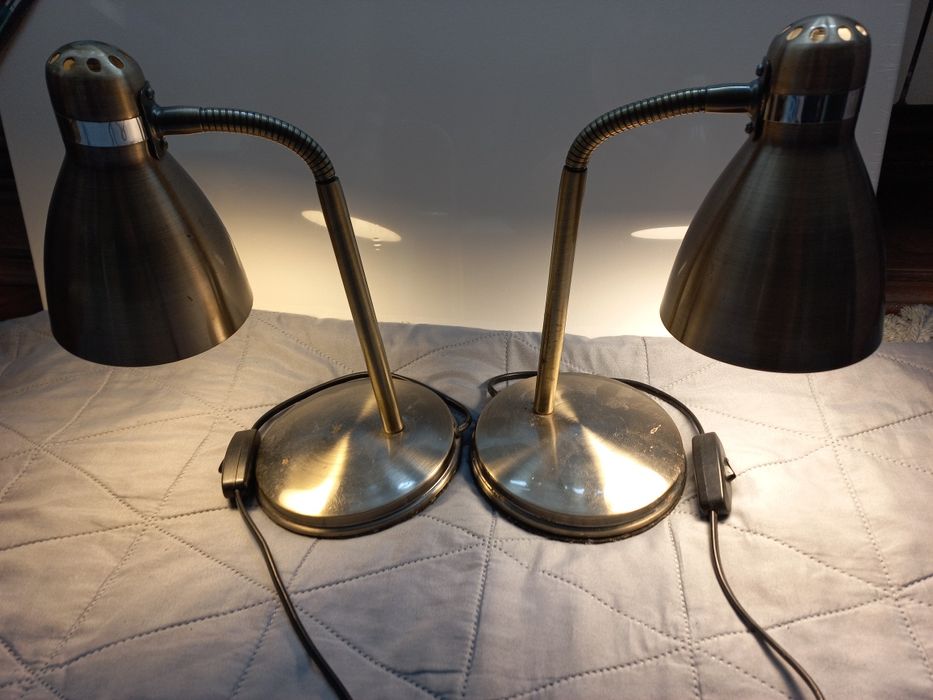 Dwie metalowe lampki nocne